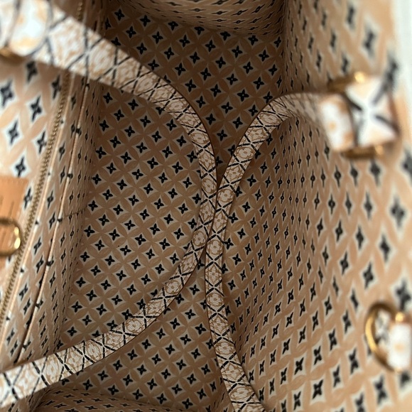 Louis Vuitton By the Pool OnTheGo MM Beige Monogram Giant Watercolor M22975 - Picture 7 of 11